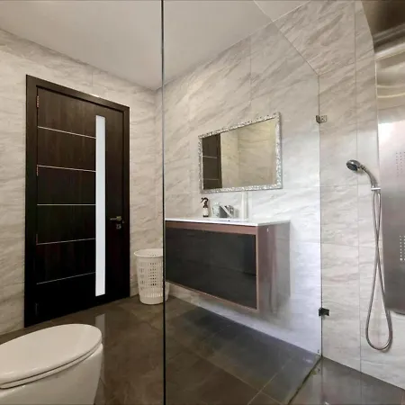 Апартаменты Modern House With Pool - 10 Guests Max