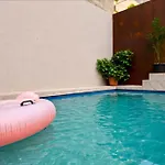 Modern House With Pool - 10 Guests Max Lägenhet