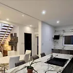 Modern House With Pool - 10 Guests Max
