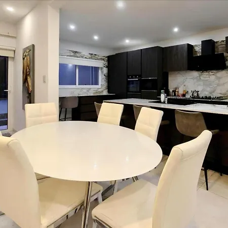 Modern House With Pool - 10 Guests Max דירה Ta Cantar