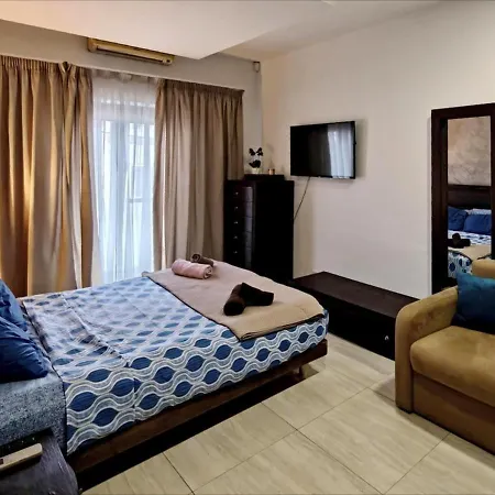 Modern House With Pool - 10 Guests Max شقة