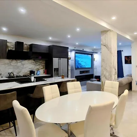 Modern House With Pool - 10 Guests Max *