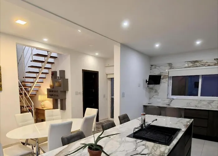 Modern House With Pool - 10 Guests Max